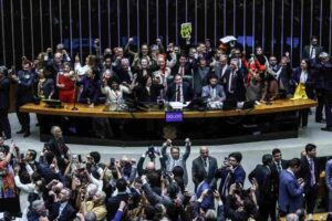 Fim da Escala 6x1 aprovado na Câmara: custos reais,prazos de transição e o que o empresário precisa fazer agora. Análise completa comdados do Ipea, CNI e CNC.