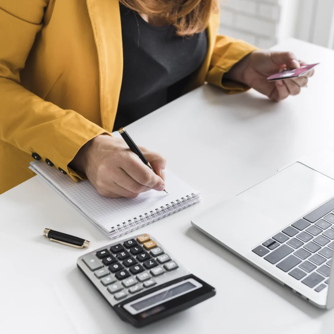 high-angle-business-woman-office copiar